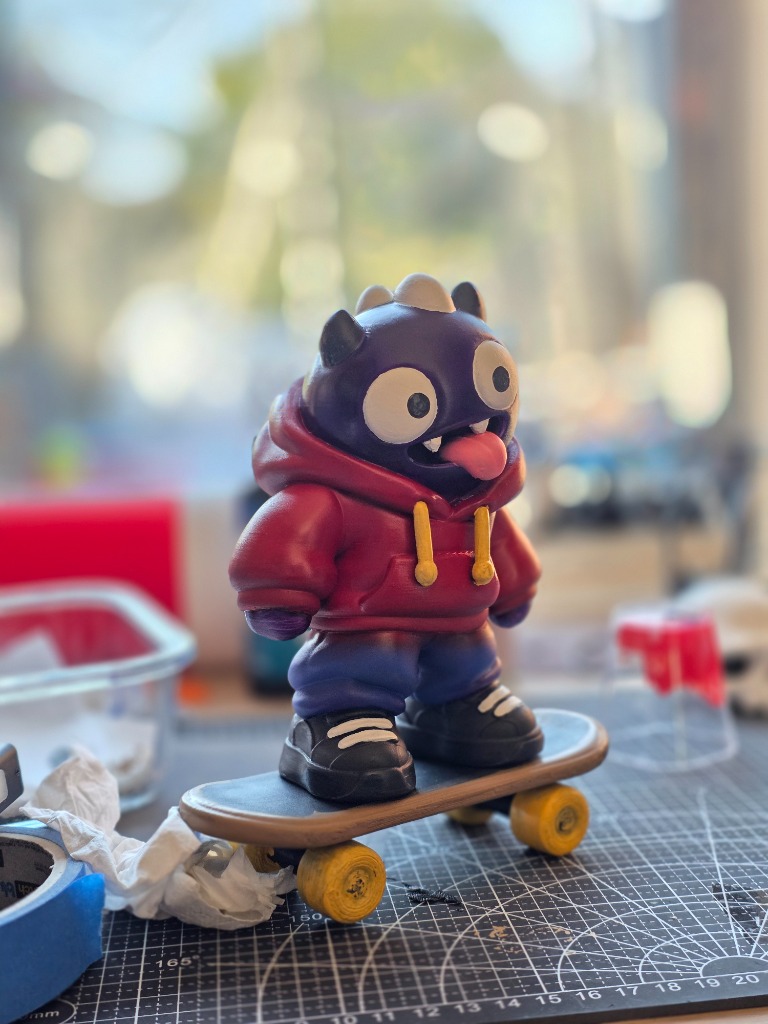 Figurine peinte à la main sur établi de découpe