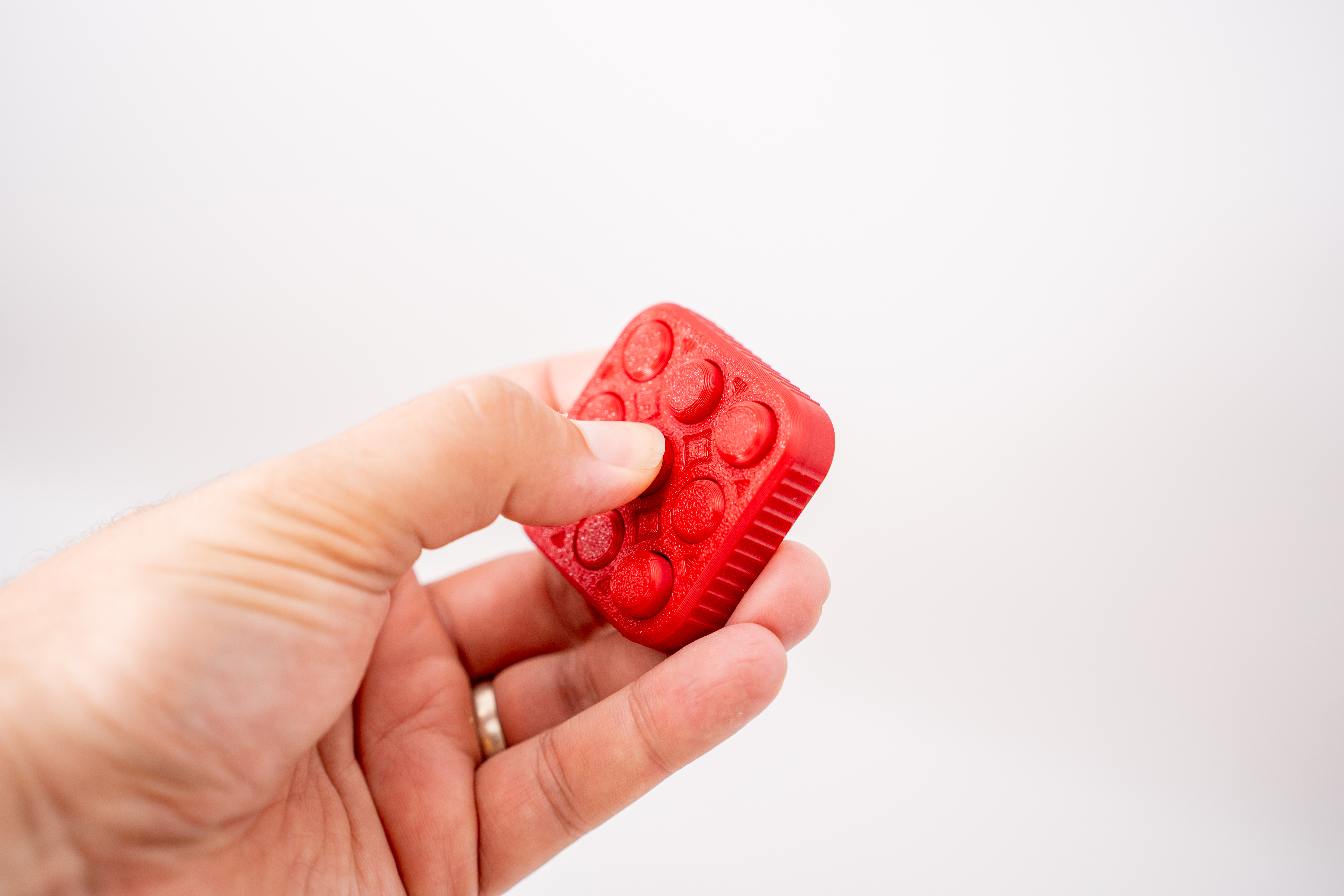 Pourquoi le Fidget est devenu le nouvel accessoire indispensable au bureau (et en réunion)
